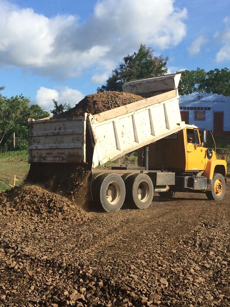 Image of a dump truck.